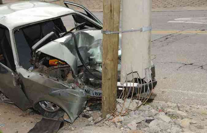 A frente do carro ficou totalmente destruda. O motorista teve ferimentos graves(foto: Paulo Filgueira/EM/DA Press)