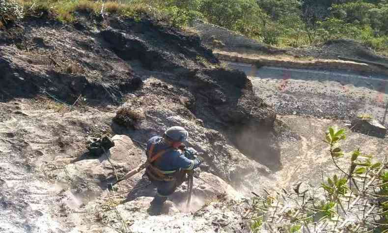 Trabalho de retirada da pedra na AMG-1235, que corria o risco de se desprender (foto: ACS DER-MG/Divulgao)