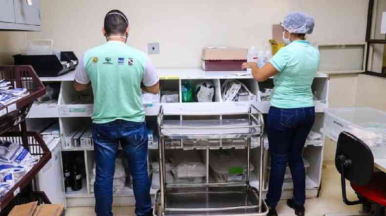 Funcionrios e suprimentos no Hospital Regional de Altamira; mdicos dizem se deparar com quadros cada vez mais avanados de cocid-19(foto: Rogerio Uchoa/Ag Par)