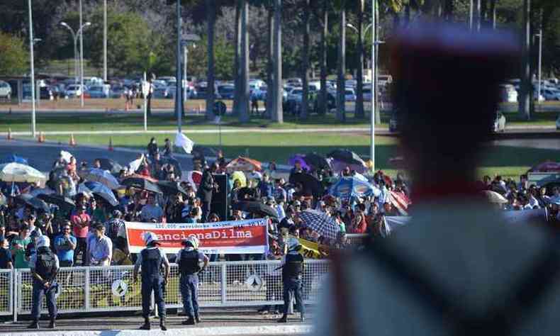 Servidores fizeram protestos dirios em frente ao Palcio do Planalto para pressionar Dilma a sancionar o percentual aprovado (foto: Fbio Rodrigues Pozzebom/Agncia Brasil)
