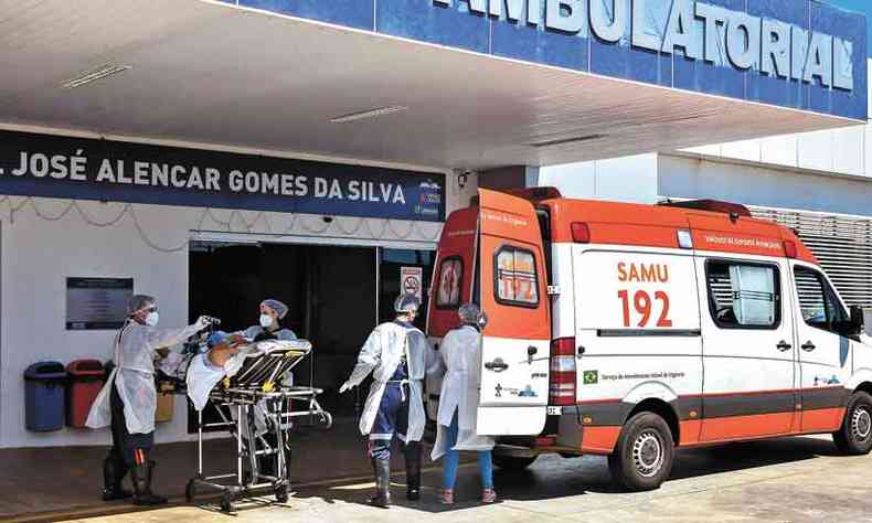 Transporte de pacientes em Uberaba: ocupao de UTIs registrou forte elevao ontem, batendo em 94%, o maior ndice na pandemia (foto: Andr Santos/Prefeitura Municipal de Uberaba)
