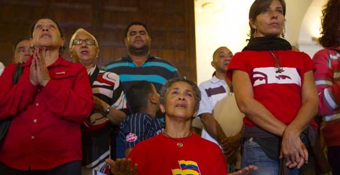 Simpatizantes permanecem rezando pela recuperao do presidente venezuelano(foto: REUTERS/Carlos Garcia Rawlins )