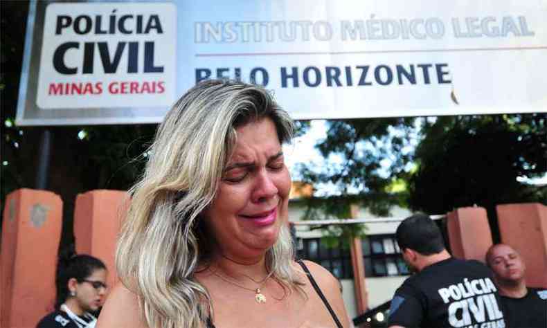 Deiviane chora a morte do irmo Daniel Munoz, confirmada ontem: %u2018Essa empresa destruiu a minha famlia(foto: Gladyston Rodrigues/EM/D.A Press)