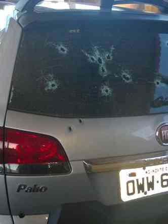 Carro do promotor foi atingido 15 vezes(foto: Ricardo Alexandre/Divulgao)