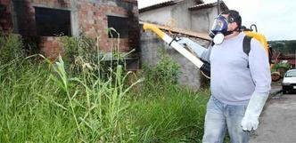 Em Bom Despacho, no Centro-Oeste do estado, agentes usam o fumacê para eliminar focos do mosquito em bairros com grande infestação(foto: Nando Oliveira/ESP. EM/D. A Press - 9/1/12) Em Bom Despacho, no Centro-Oeste do estado, agentes usam o fumacê para eliminar focos do mosquito em bairros com grande infestação(foto: Nando Oliveira/ESP. EM/D. A Press - 9/1/12)