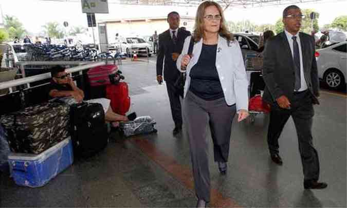 Graa Foster chega ao aeroporto de Braslia para embarcar para o Rio, depois da reunio de mais de duas horas com Dilma que selou sua demisso (foto: Andr Coelho/Agncia O Globo)