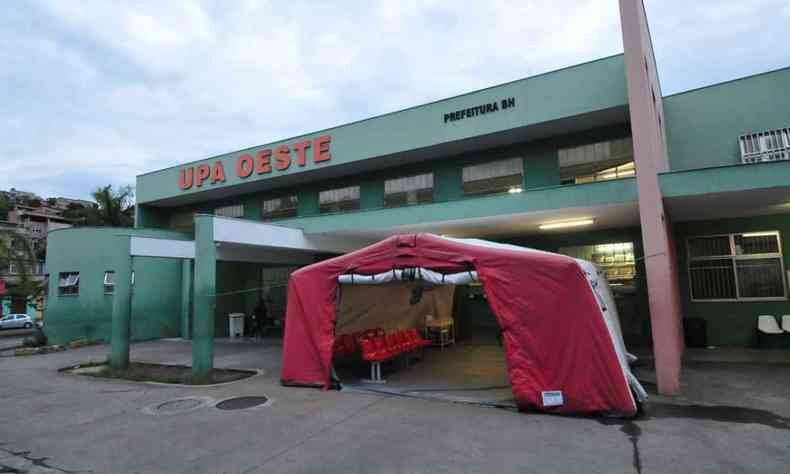 Tenda de triagem instalada na UPA Oeste, na Av. Baro Homem de Melo(foto: Tulio Santos/EM/ D.A Press)