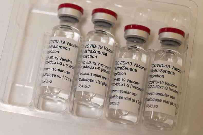 A Secretaria Municipal de Saúde informa que já contactou as pessoas que foram vacinadas com os lotes em questão e verificou os cartões de vacina(foto: AFP / OLI SCARFF)