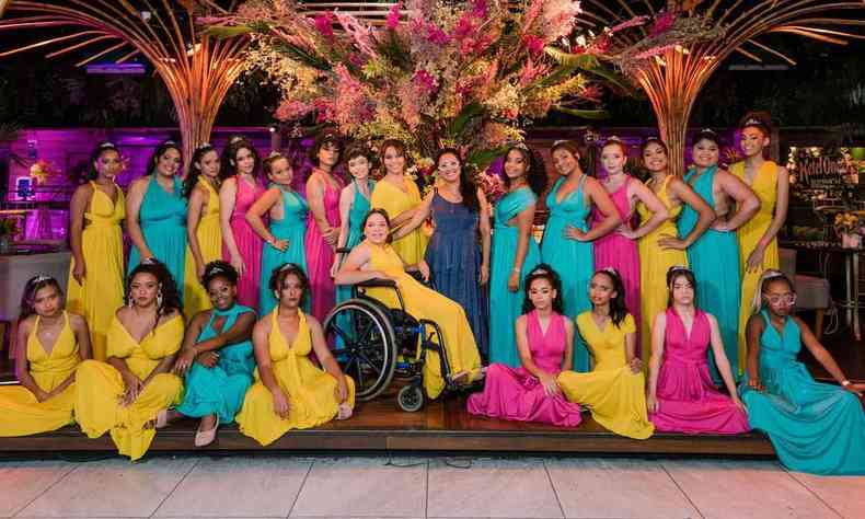 Com vestidos de baile, debutantes do projeto Fadas Madrinhas posam para foto 