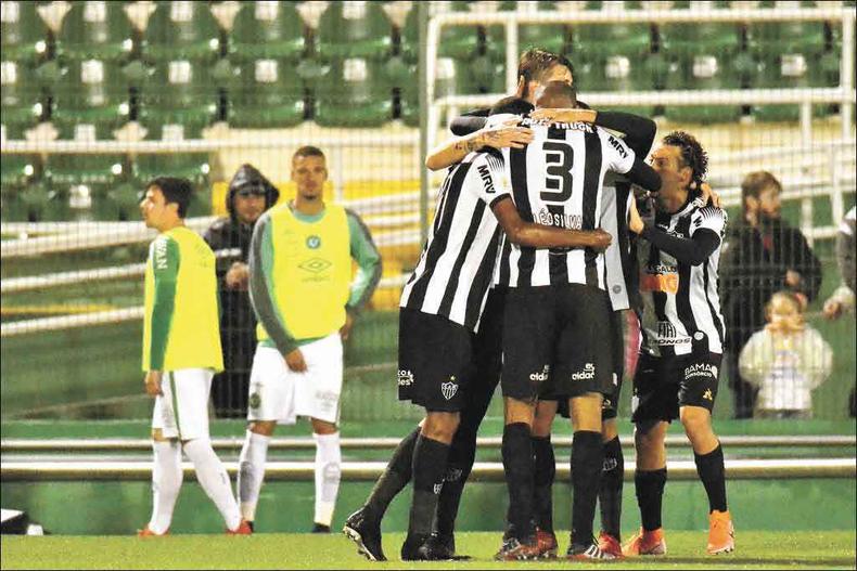 Jogadores comemoram com Maidana o primeiro gol alvinegro na Arena Condá(foto: TARLA WOLSKI/FUTURA PRESS/ESTADÂO CONTEÚDO) Jogadores comemoram com Maidana o primeiro gol alvinegro na Arena Condá(foto: TARLA WOLSKI/FUTURA PRESS/ESTADÂO CONTEÚDO)