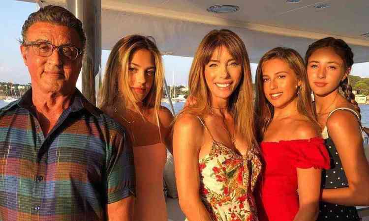 Sylvester Stallone com a mulher e as trs filhas