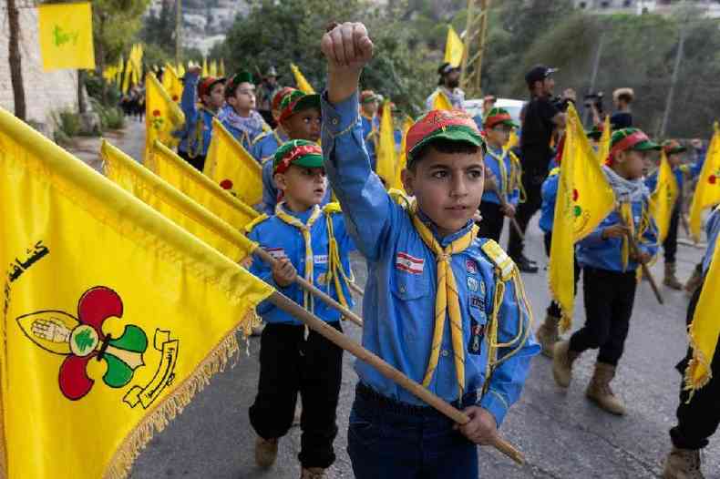 Crianas segurando bandeira do Hezbollah
