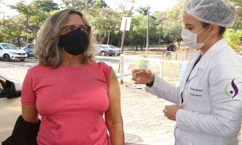 Elizabete de Ftima, de 63 anos, ressaltou a importncia da segunda dose na vacinao contra COVID-19(foto: Jair Amaral/EM/D.A Press)