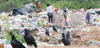 Vrias cidades da regio metropolitana, como Esmeraldas, descartam o lixo de forma errada(foto: Beto Novaes/EM/D.A Press)