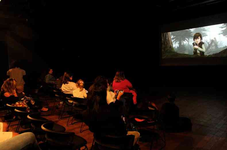 Crianas autistas de 1 a 13 anos assistiram a um filme ontem no Centro Cultural Banco do Brasil(foto: Jair Amaral/EM/D.A Press)