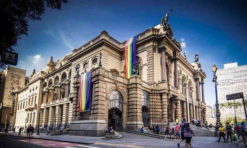 Theatro Municipal de So Paulo com bandeiras das cores do arco-ris na fachada