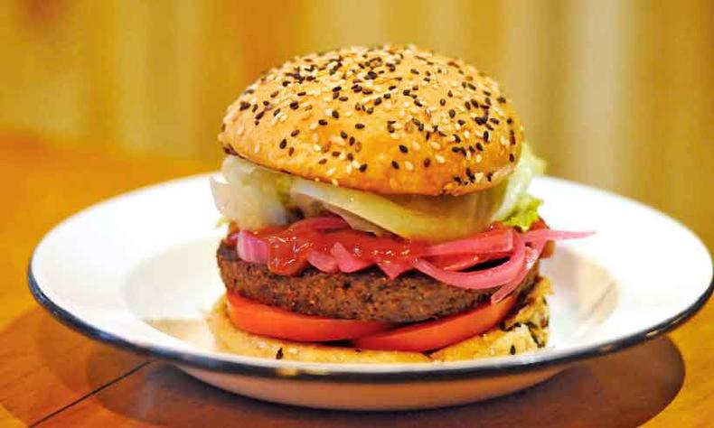 Unindo lentilha, aveia, triguilho e cebola caramelizada, Luiz Moreira, do Nimbos, consegue chegar a uma crosta crocante(foto: Alexandre Guzanshe/EM/D.A Press) Unindo lentilha, aveia, triguilho e cebola caramelizada, Luiz Moreira, do Nimbos, consegue chegar a uma crosta crocante(foto: Alexandre Guzanshe/EM/D.A Press)