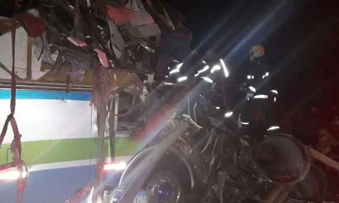 Existe há suspeita de que o motorista da caminhonete estava dirigindo embriagado (foto: Corpo de Bombeiros/ Divulgação) Existe há suspeita de que o motorista da caminhonete estava dirigindo embriagado (foto: Corpo de Bombeiros/ Divulgação)
