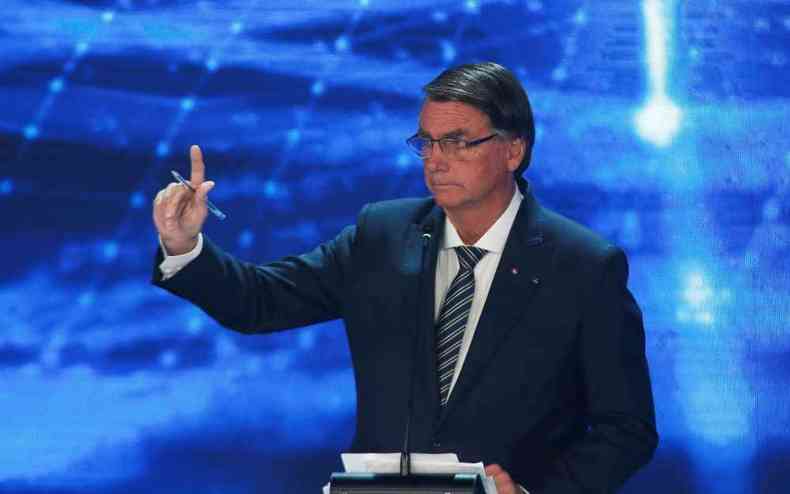 Bolsonaro com o dedo levantado durante o debate da Band