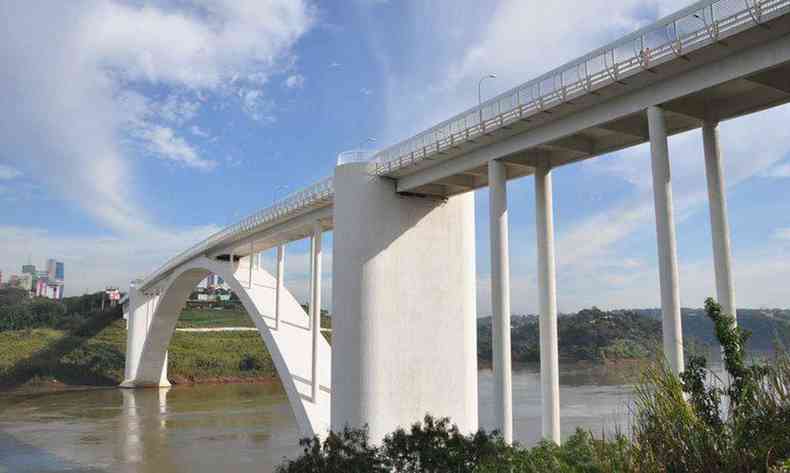 Ponte da Amizade, que liga o Brasil ao Paraguai(foto: Denit/divulgao)
