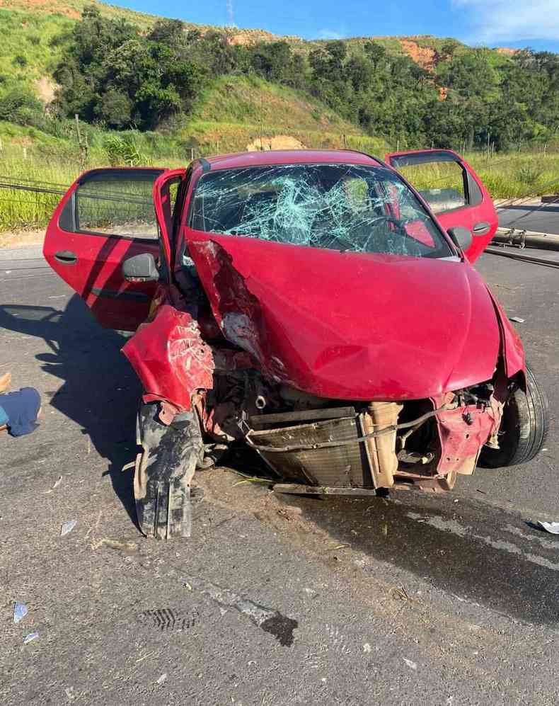 Carro destruído após acidente na Via Expressa de Betim