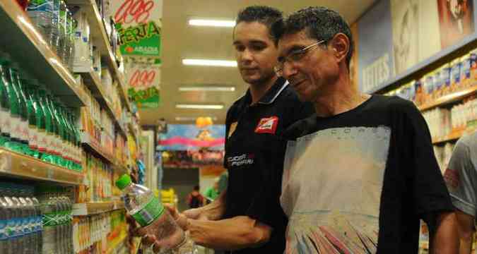 Ansio Siqueira e Wesley Becker compram gua no supermercado para pagar menos (foto: Tulio Santos/EM/D.A Press)