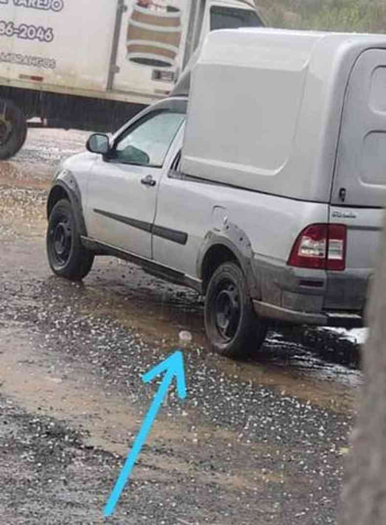 Carro com pedra de gelo perto