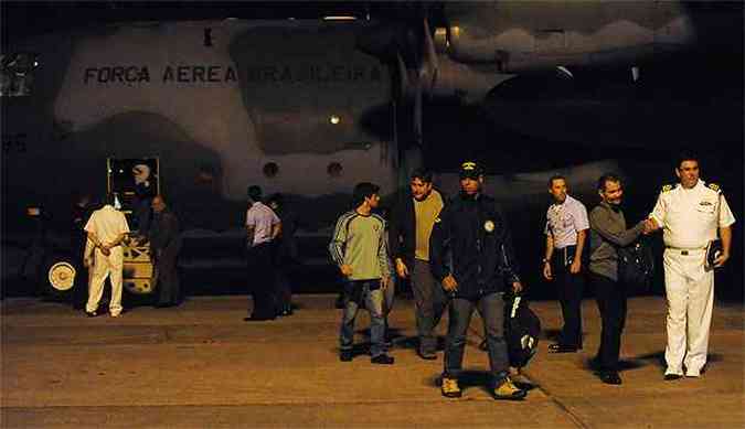 Pelo menos 40 ntegrantes da Estao Comandante Ferraz desembarcaram no Galeo, Rio(foto: AFP PHOTO / ANTONIO SCORZA )