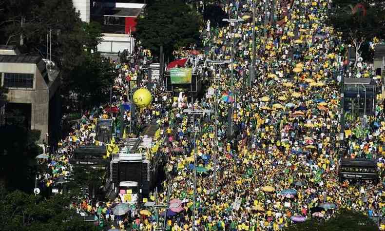 O presidente Jair Bolsonaro (sem partido) projetou grande nmero de apoiadores na Avenida Paulista, em SP, na tera (7)