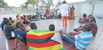 Jovens estudantes e profissionais liberais do Zimb�bue participaram ontem de atividades no Col�gio Salesiano, no Bairro Gameleira (foto: gladyston rodrigues/EM/D.A Press)