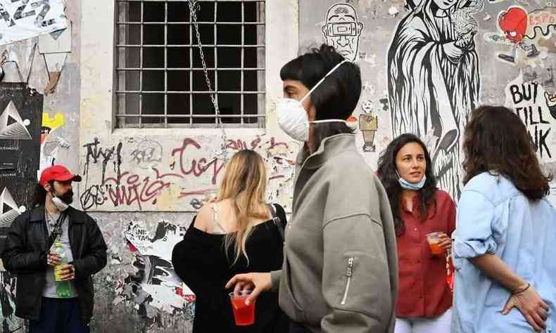 Reabertura de bares j provoca aglomeraes na Itlia(foto: Alberto PIZZOLI / AFP)
