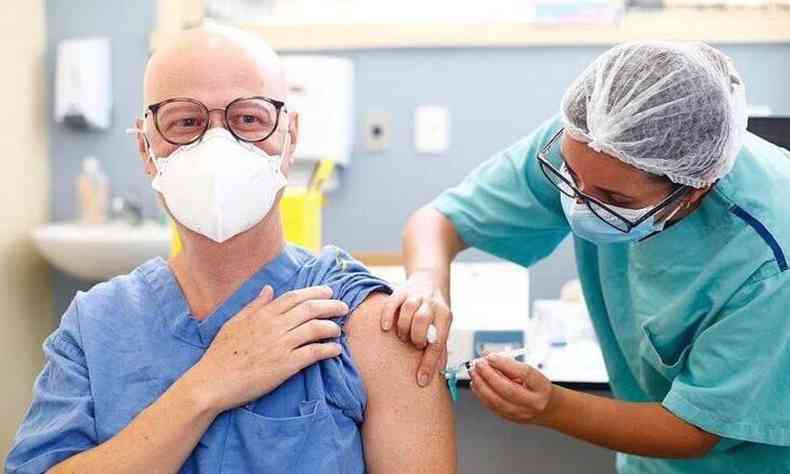 A enfermeira tambm aplicou a vacina em outros profissionais do hospital Eduardo de Menezes(foto: Divulgao/Imprensa MG)