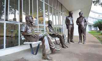 Conjunto de estátuas do Encontro marcado fica na entrada da Biblioteca Pública(foto: Vander Bras/PBH/Divulgação)