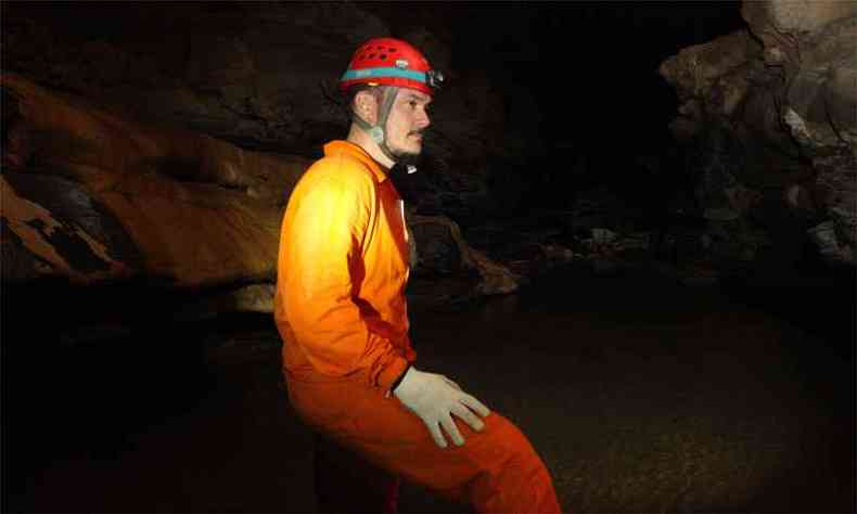 O espelelogo Luciano Faria j enfrentou a elevao sbita das guas em uma caverna de Minas(foto: Jair Amaral/EM/DA Press - 28/11/2017)