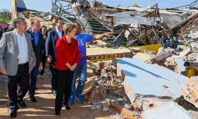 A presidente Dilma Rousseff (PT) visitou nesta segunda-feira a cidade de Xanxer, em Santa Catarina, atingida por um tornado, que causou muitos estragos (foto: Roberto Stuckert Filho/PR/Divulgacao )