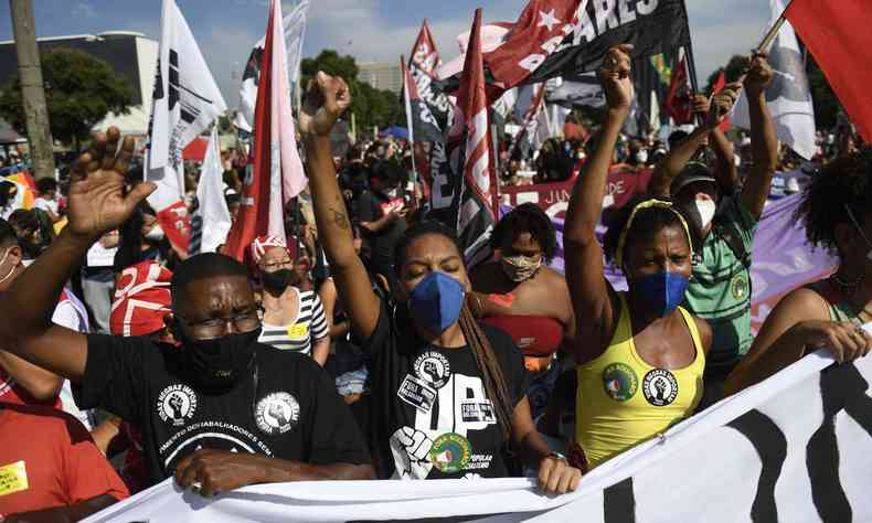 Os manifestantes carregam bandeiras e cartazes pedindo o impeachment de Bolsonaro(foto: MAURO PIMENTEL / AFP )