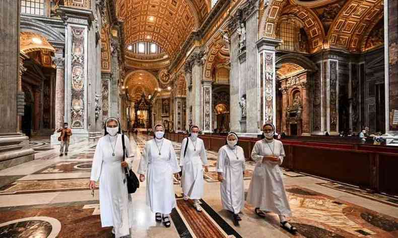Baslica de So Pedro foi reaberta no Vaticano, aps cerca de dois meses de lockdown na Itlia(foto: VINCENZO PINTO / AFP)