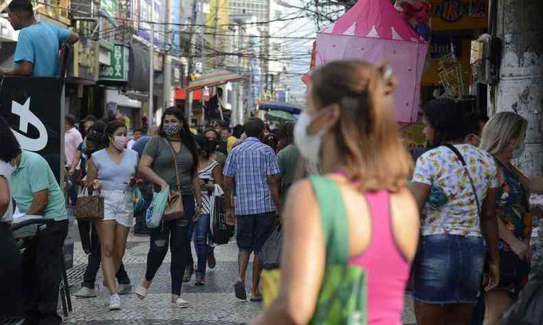 Populao nas ruas em meio a pandemia 