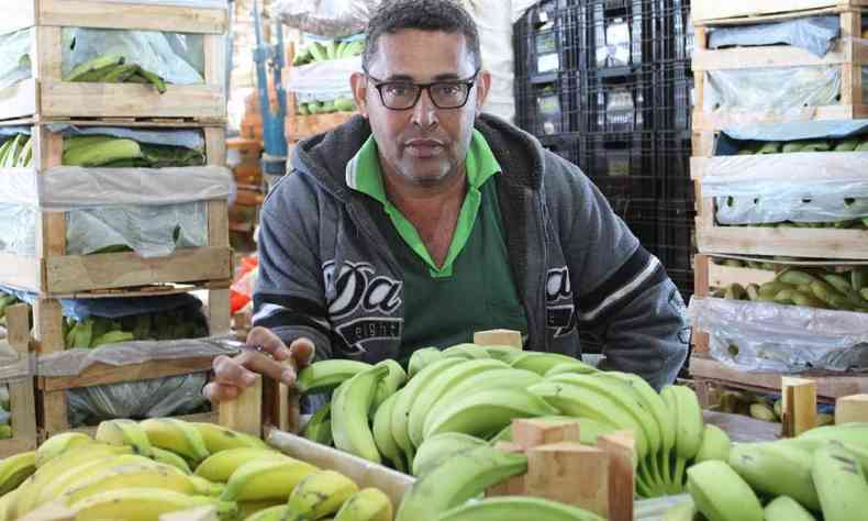 produtor rural em frente a caixa de bananas na Ceasa Minas