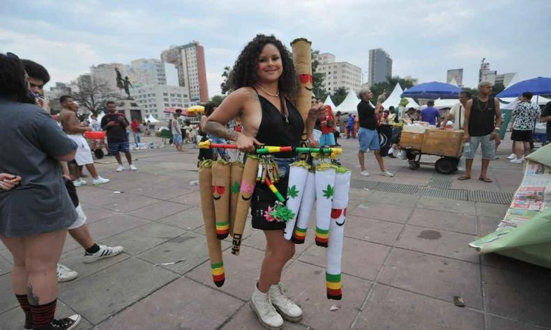 A estudante Ketlem de Paula com os produtos  venda na Marcha da Maconha 