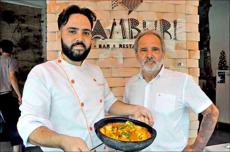 O chef Marcelo Dalcin e o pai, Glenio, mostram a moqueca, especialidade da casa (foto: Paulo Filgueiras/EM/D.A Press)