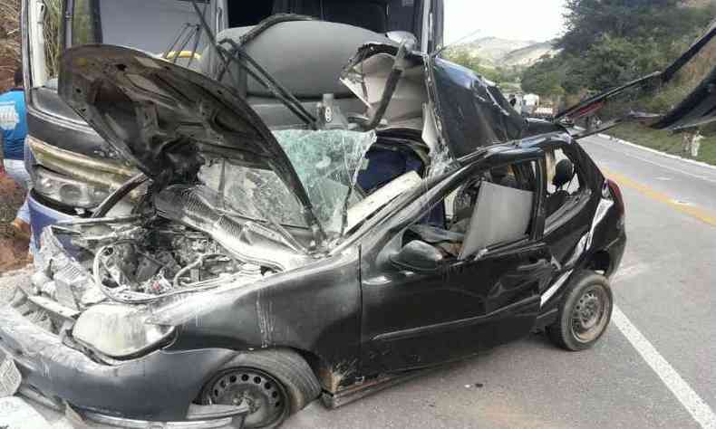 Carro e nibus bateram na BR-116(foto: Corpo de Bombeiros/Divulgao)