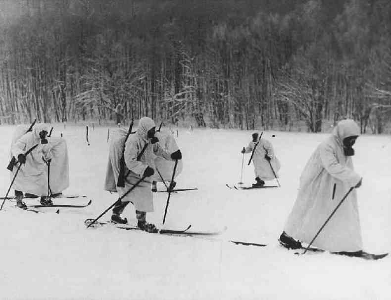 Soldados finlandeses com esqui na neve