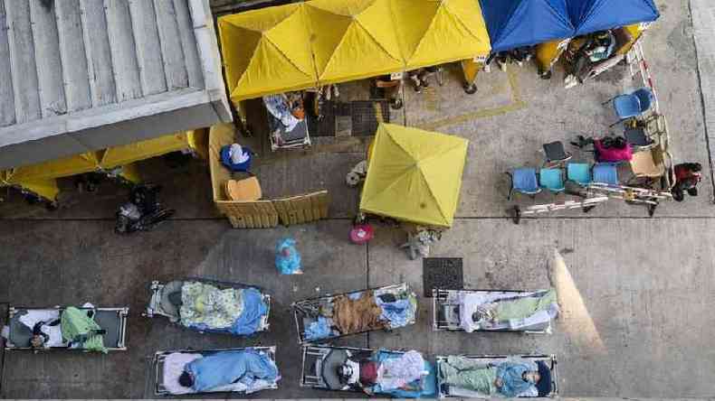 Leitos fora de um hospital em Hong Kong