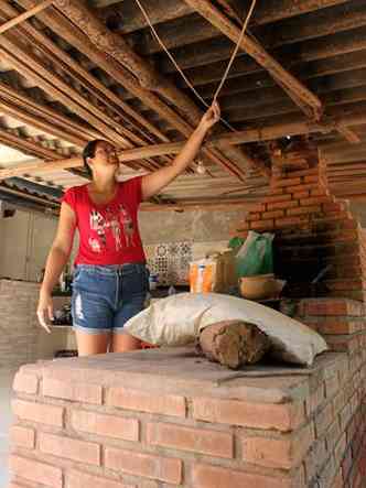 Erica dos Reis, moradora de Mrio Campos, mostra marcas de gua at no teto e desconfia que a situao agravou pneumonia da me