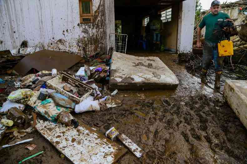 Morador de Muum (RS) tenta recuperar objetos pessoais atingidos pelo ciclone