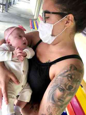Fernanda Natielly Fraga com seu beb