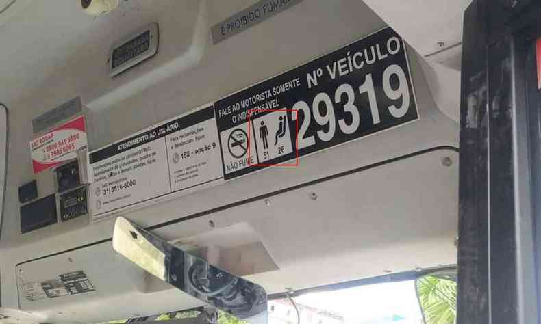 Placa instalada dentro do onibus mostra capacidade de 77 passageiros