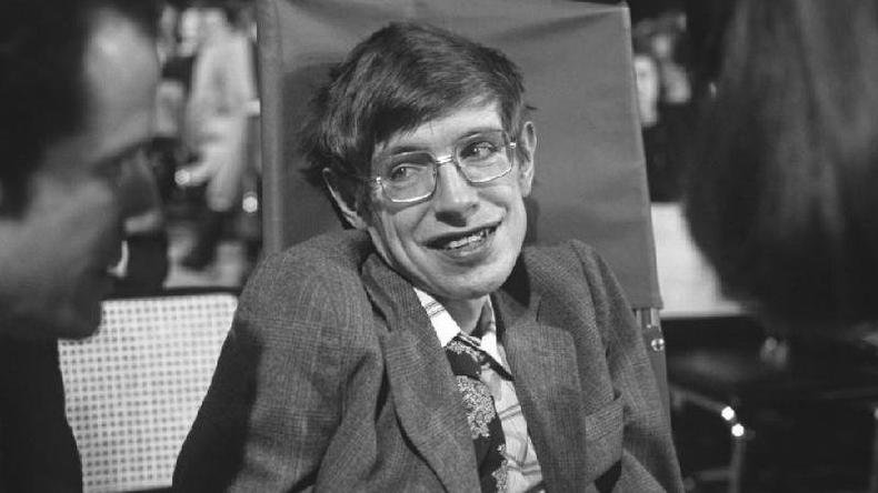 F�sico brit�nico Stephen Hawking esbo�ou algumas das teorias mais importantes sobre os buracos negros