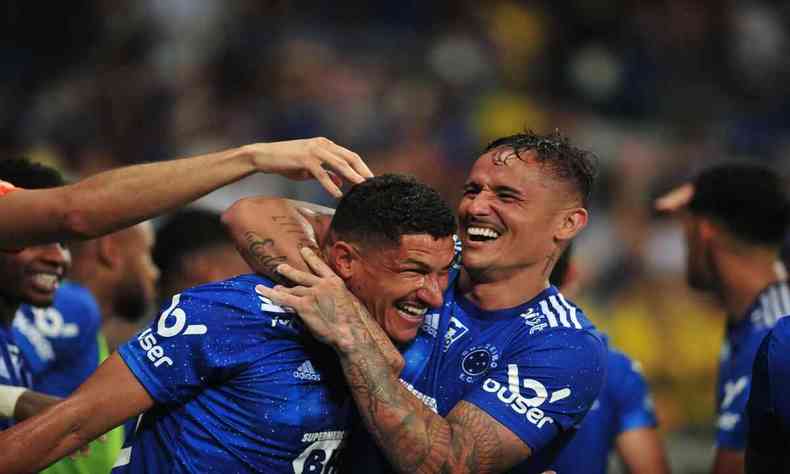 Luvannor e Edu comemoram em mais uma vitria do Cruzeiro na Srie B